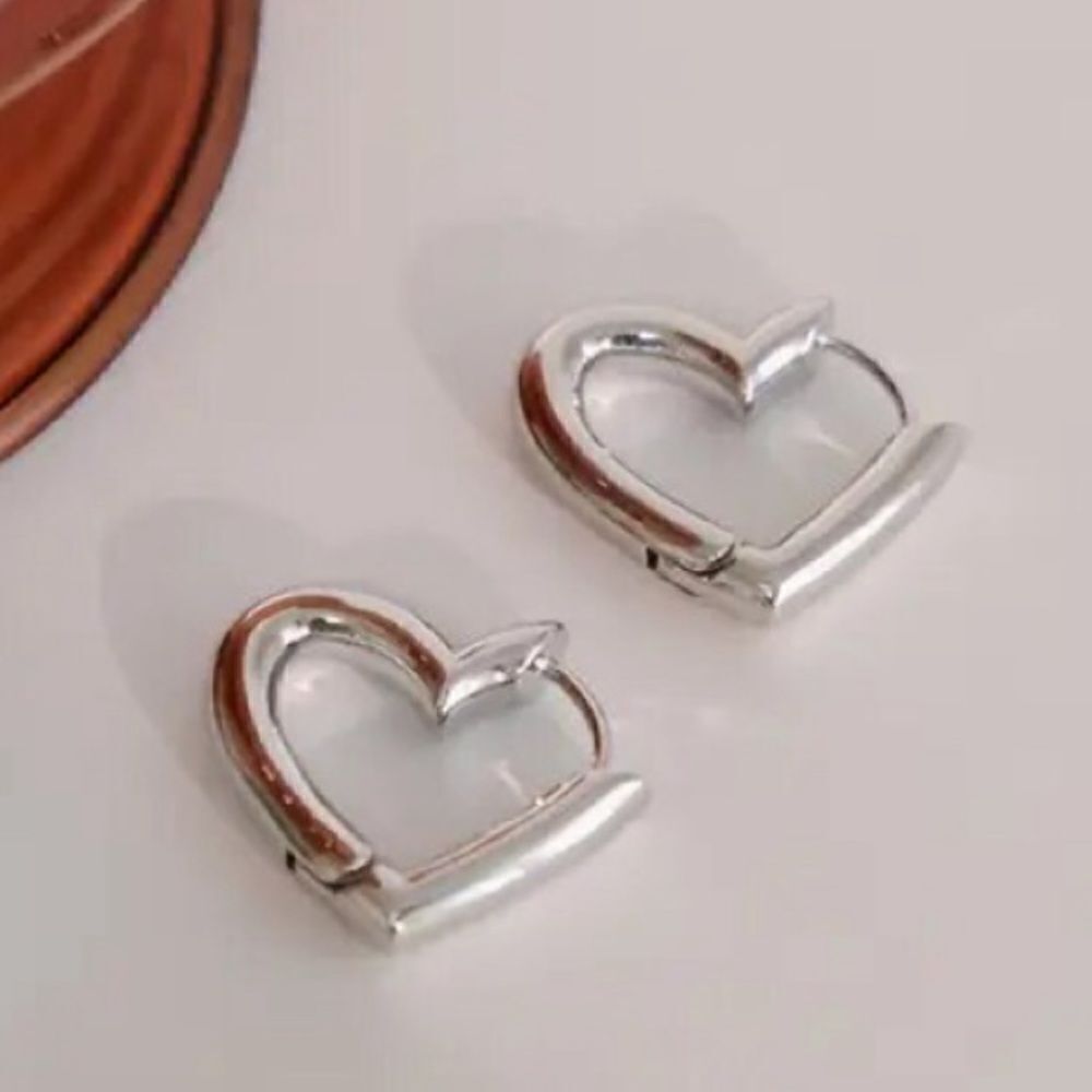 The Dainty Heart mini hoop earrings in 925 silver